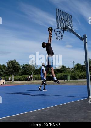 Männer spielen Basketball am Strand in Malmö, Schweden. Stockfoto