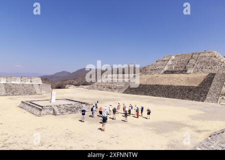 Mexiko-Touristen auf einer Führung in den maya-Ruinen von Xochicalco, als Teil einer Tour durch Mexiko. Mexiko-Reise; Xochicalco, Morelos, Mexiko Stockfoto