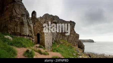 St Govan's Chapel, erbaut im 14. Jahrhundert, in Klippen aus Karbonkalkstein in der Nähe von St Govan's Head, Bosherston, Pembrokeshire, Wales, Vereinigtes Königreich, Mai Stockfoto