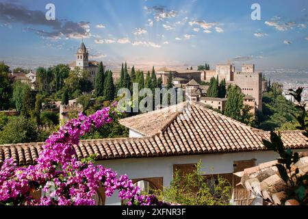 Die Alhambra ist eine mittelalterliche Palastfestung in der Stadt Granada und eines der wichtigsten Denkmäler in Spanien Stockfoto