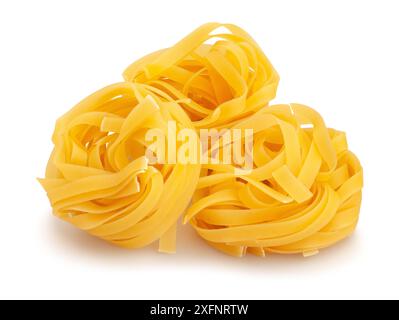 Pasta-Tagliatelle-Pfad isoliert auf weiß Stockfoto