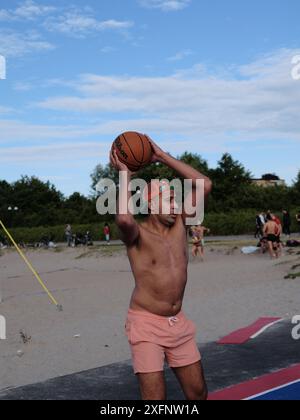 Männer spielen Basketball am Strand in Malmö, Schweden. Stockfoto