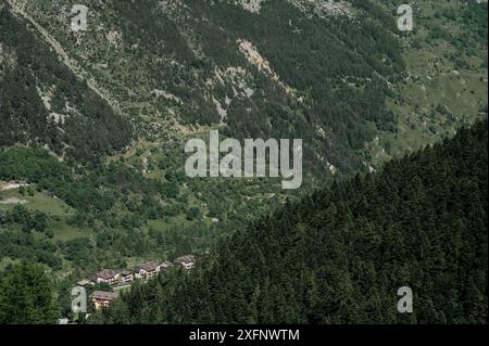 Die Stadt Bersezio von oben gesehen, im oberen Stura-Tal, im Herzen der Seealpen (Cuneo, Piemont, Italien) Stockfoto