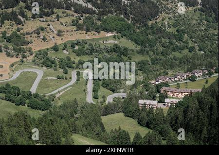 Die Stadt Bersezio von oben gesehen, im oberen Stura-Tal, im Herzen der Seealpen (Cuneo, Piemont, Italien) Stockfoto