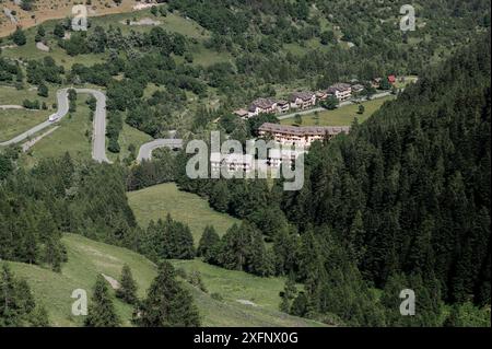 Die Stadt Bersezio von oben gesehen, im oberen Stura-Tal, im Herzen der Seealpen (Cuneo, Piemont, Italien) Stockfoto