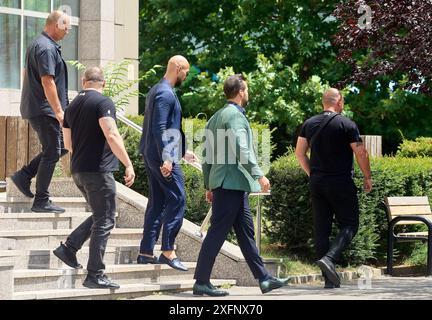 Bukarest, Rumänien. 4. Juli 2024: Andrew Tate (C-L) und sein Bruder Tristan Tate (C-R) verlassen den Bukarester Hof für eine Snackpause. Quelle: Lucian Alecu/Alamy Live News Stockfoto