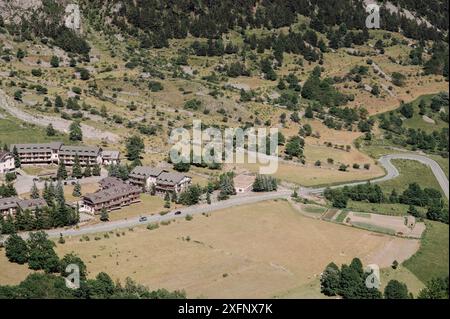 Die Stadt Bersezio von oben gesehen, im oberen Stura-Tal, im Herzen der Seealpen (Cuneo, Piemont, Italien) Stockfoto