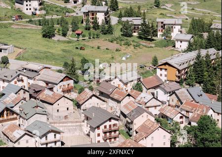 Die Stadt Bersezio von oben gesehen, im oberen Stura-Tal, im Herzen der Seealpen (Cuneo, Piemont, Italien) Stockfoto