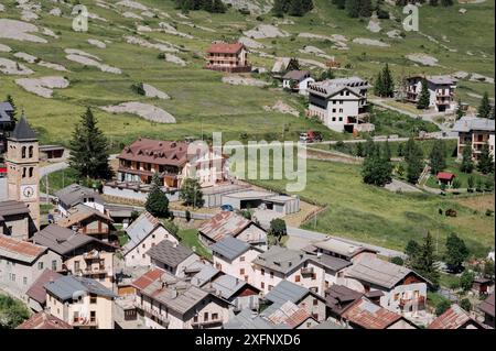 Die Stadt Bersezio von oben gesehen, im oberen Stura-Tal, im Herzen der Seealpen (Cuneo, Piemont, Italien) Stockfoto