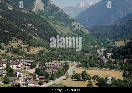 Die Stadt Bersezio von oben gesehen, im oberen Stura-Tal, im Herzen der Seealpen (Cuneo, Piemont, Italien) Stockfoto