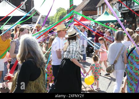 Wunderbares Wetter für Mayfields jährliche Mayfair, voller englischer Traditionen, im Herzen von East Sussex, England, Großbritannien Stockfoto