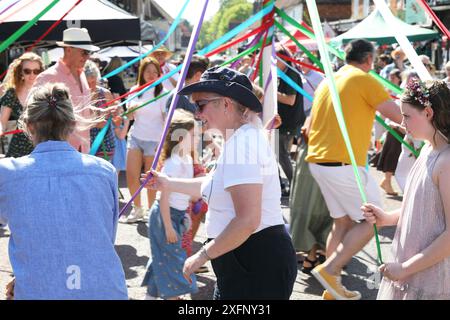 Wunderbares Wetter für Mayfields jährliche Mayfair, voller englischer Traditionen, im Herzen von East Sussex, England, Großbritannien Stockfoto