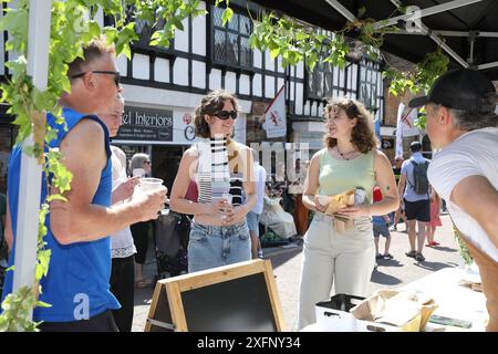 Wunderbares Wetter für Mayfields jährliche Mayfair, voller englischer Traditionen, im Herzen von East Sussex, England, Großbritannien Stockfoto