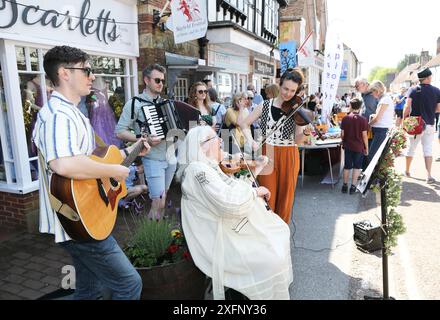 Wunderbares Wetter für Mayfields jährliche Mayfair, voller englischer Traditionen, im Herzen von East Sussex, England, Großbritannien Stockfoto