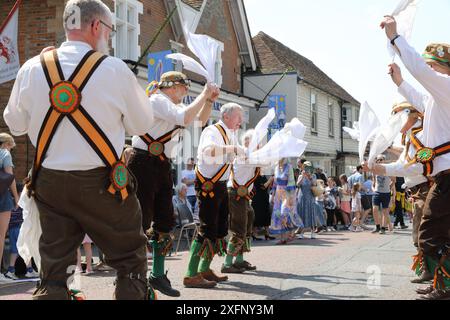 Wunderbares Wetter für Mayfields jährliche Mayfair, voller englischer Traditionen, im Herzen von East Sussex, England, Großbritannien Stockfoto