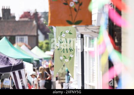 Wunderbares Wetter für Mayfields jährliche Mayfair, voller englischer Traditionen, im Herzen von East Sussex, England, Großbritannien Stockfoto