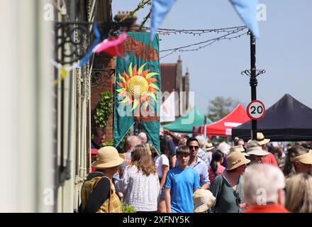 Wunderbares Wetter für Mayfields jährliche Mayfair, voller englischer Traditionen, im Herzen von East Sussex, England, Großbritannien Stockfoto