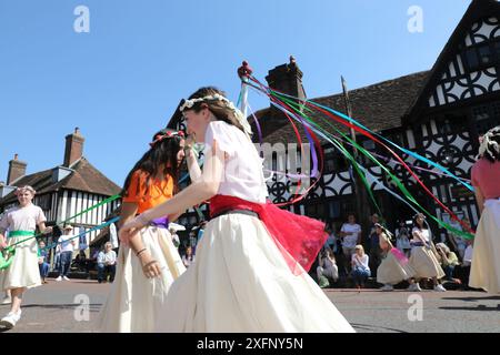 Wunderbares Wetter für Mayfields jährliche Mayfair, voller englischer Traditionen, im Herzen von East Sussex, England, Großbritannien Stockfoto