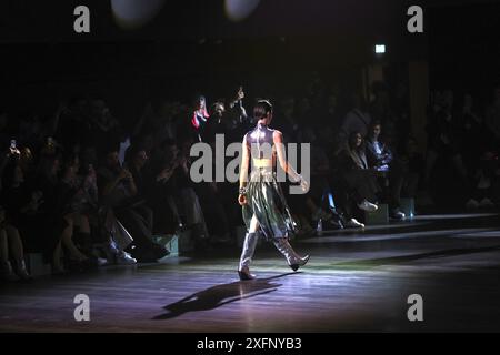 Berlin, Bezirk Friedrichshain-Kreuzberg, Deutschland. Juli 2024. Berlin: Das Foto zeigt Models mit Marcel Ostertags neuer Kollektion auf dem Catwalk in der Verti Music Hall. (Kreditbild: © Simone Kuhlmey/Pacific Press via ZUMA Press Wire) NUR REDAKTIONELLE VERWENDUNG! Nicht für kommerzielle ZWECKE! Stockfoto