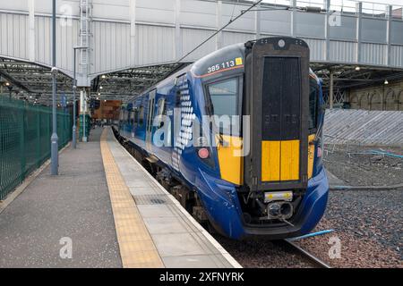 Ein Scotrail-Zug, Klasse 385 - Nummer 113, in Waverley Station, Edinburgh, Schottland, Großbritannien. Stockfoto