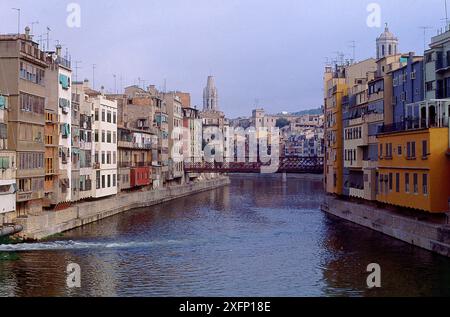 RIO OÑAR A SU PASO POR LA CIUDAD - FOTO AÑOS 80. Lage: AUSSEN. GERONA. SPANIEN. Stockfoto