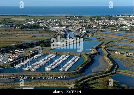 Gemeinde und Hafen Ars-en-Re, Ile de Re, Charente-Maritime, Frankreich, Juli 2017. Stockfoto