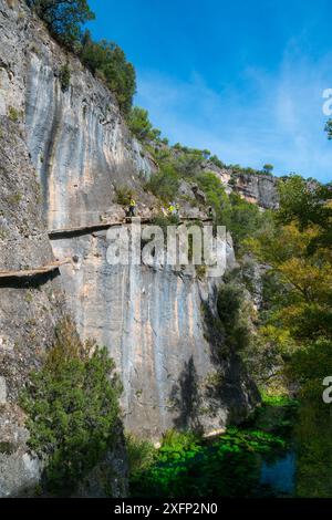 Menschen, die entlang einer engen Via Ferrata über den Fluss Escabas laufen, Cuenca, Castilla-La Mancha, Spanien, Oktober 2016. Stockfoto