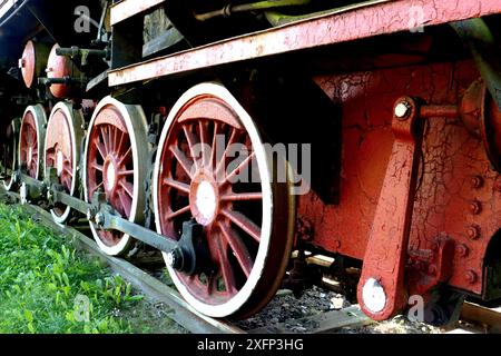 Teile, Elemente mechanischer Teile, Räder und Zugausrüstung. Fahrgestell einer alten Dampflokomotive. Detail eines Rads einer alten Dampflokomotive Stockfoto