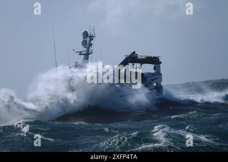 Fischereifahrzeug 'Harvester', das während eines Sommersturms zu den Fanggründen östlich von Shetland fährt. August 2016. Eigenschaft freigegeben. Eigenschaft freigegeben. Stockfoto