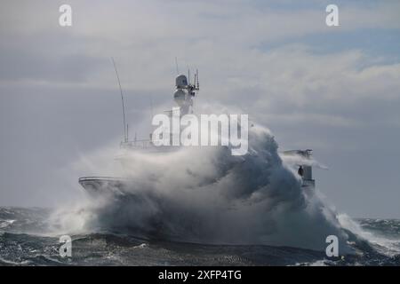 Fischereifahrzeug 'Harvester', das während eines Sommersturms zu den Fanggründen östlich von Shetland fährt. August 2016. Eigenschaft freigegeben. Eigenschaft freigegeben. Stockfoto