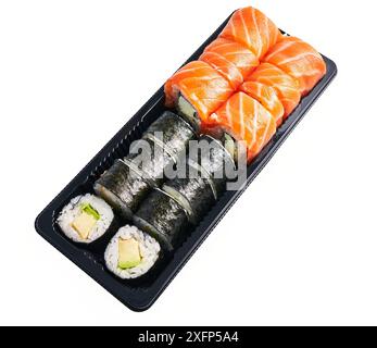 Eine Sushi-Platte mit Nigiri- und Maki-Rollen auf einem schwarzen Tablett, isoliert auf weißem Hintergrund. Stockfoto