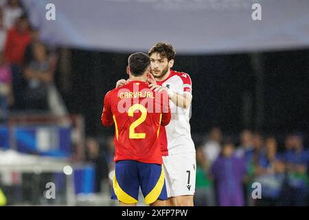 Dani Carvajal (Spanien) und Kvicha Kvaratshkelia (Georgien) beim Achtelfinalspiel der UEFA Euro 2024 zwischen den Nationalmannschaften Spaniens und Georgiens im RheinEnergieStadion, Spanien 4:1 Georgien. Stockfoto