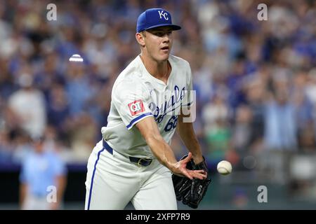 Kansas City, MO, USA. Juli 2024. Der Pitcher James McArthur (66) der Kansas City Royals wirft den Ball zum ersten Mal für das Finale gegen die Tampa Bay Rays im Kauffman Stadium in Kansas City, MO. David Smith/CSM/Alamy Live News Stockfoto