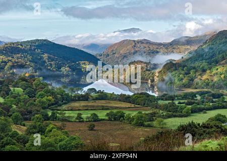 Am frühen Morgen lichtet sich Nebel über Llyn Gwynant im Gwynant Valley mit Blick nach Südwesten mit dem Gipfel des Moel Hebog im Hintergrund. Snowdonia-Nationalpark, Nordwales, Großbritannien, September 2017 Stockfoto