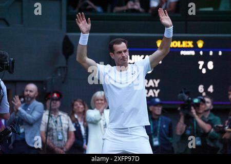 Wimbledon, London, Großbritannien. Juli 2024. Andy Murray verabschiedet sich von der Menge auf dem Centre Court, nachdem eine emotionale Hommage an seine Karriere auf dem Court präsentiert wurde. Quelle: Adam Stoltman/Alamy Live News Stockfoto