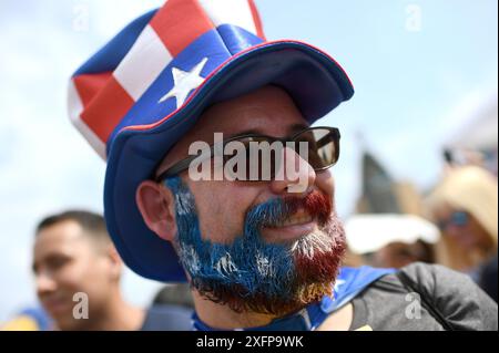 New York, USA. Juli 2024. Eine Person mit einem verstorbenen Bart im Thema der Stars and Stripes Flagge der Vereinigten Staaten nimmt am 4. Juli 2024 am Nathan's Famous Fourth of July International Hot Dog Eating Contest auf Coney Island im Brooklyn Borough in New York City, NY, am 4. Juli 2024 Teil. (Foto: Anthony Behar/SIPA USA) Credit: SIPA USA/Alamy Live News Stockfoto