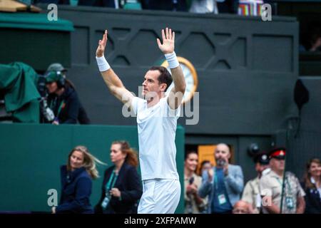 Wimbledon, London, Großbritannien. Juli 2024. Andy Murray verabschiedet sich von der Menge auf dem Centre Court, nachdem eine emotionale Hommage an seine Karriere auf dem Court präsentiert wurde. Quelle: Adam Stoltman/Alamy Live News Stockfoto