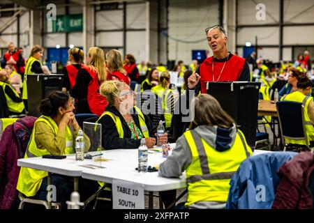 Edinburgh, Vereinigtes Königreich. 4. Juli 2024 im Bild: General View bei der Edinburgh Count für die Parlamentswahl im Vereinigten Königreich wird eröffnet. Die Zahl der fünf Wahlkreise in Edinburgh für die Parlamentswahlen 2024 findet im Royal Highland Centre am Stadtrand von Edinburgh statt. Quelle: Rich Dyson/Alamy Live News Stockfoto