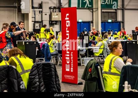 Edinburgh, Vereinigtes Königreich. 4. Juli 2024 im Bild: General View bei der Edinburgh Count für die Parlamentswahl im Vereinigten Königreich wird eröffnet. Die Zahl der fünf Wahlkreise in Edinburgh für die Parlamentswahlen 2024 findet im Royal Highland Centre am Stadtrand von Edinburgh statt. Quelle: Rich Dyson/Alamy Live News Stockfoto