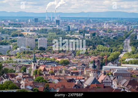 Blick auf Karlsruhe vom Turmberg, Stadtteil Durlach davor, Industrie am Rheinhafen dahinter, Pfälzerwald im Hintergrund Stockfoto