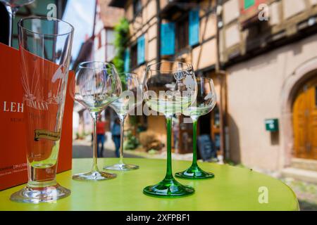 Weingläser, Eguisheim, Plus Beaux Villages de France, Oberrhein, Elsass, Frankreich Stockfoto