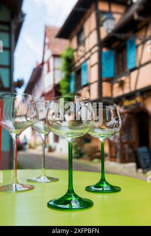 Weingläser, Eguisheim, Plus Beaux Villages de France, Oberrhein, Elsass, Frankreich Stockfoto