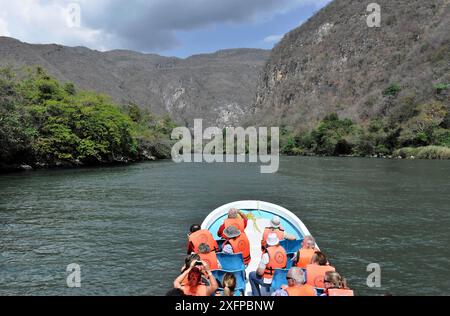 Bootsfahrt durch die beeindruckende Schlucht des Canon del Sunidero, Mexiko, Mittelamerika, Bootsfahrt auf einem Fluss durch eine bergige Landschaft, San Stockfoto