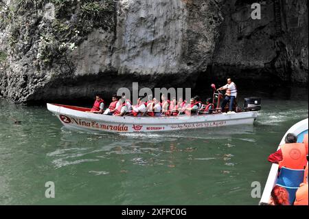 Bootsfahrt durch den beeindruckenden Canyon des Canon del Sunidero, Mexiko, Mittelamerika, Boot mit Touristen in eine Höhle in einem Canyon unter dem Stockfoto