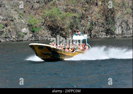 Bootsfahrt durch den beeindruckenden Canyon des Canon del Sunidero, Mexiko, Mittelamerika, Touristen überqueren einen Fluss in einem Schnellboot, San Cristobal de Stockfoto