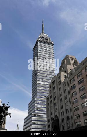 Latin American Tower, Torre Latinamericano, Mexico City, Mexiko, erbaut 1956, in Zentralamerika erhebt sich Ein hoher Wolkenkratzer mit einer Glasfassade in die Stockfoto