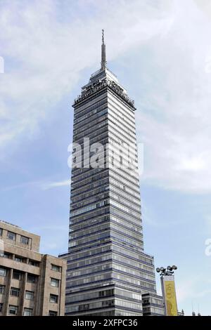 Latin American Tower, Torre Latinamericano, Mexico City, Mexiko, erbaut 1956, Mittelamerika, Ein moderner Wolkenkratzer mit einer Glasfassade erhebt sich unter einem Stockfoto