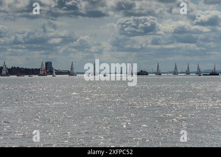 Yachten stehen für den Start des Clipper Round the World Race 2017 auf dem River Mersey, Liverpool, Großbritannien. August 2017. Stockfoto