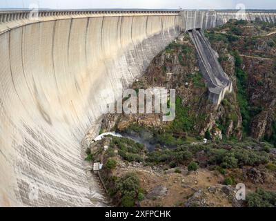 Der Staudamm Almendra, auch bekannt als Villarino-Staudamm, am Rio Tormes, Salamanca, Spanien. Juni. Stockfoto