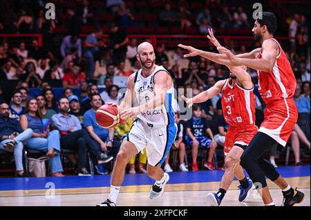 Piräus, Piräus, Griechenland. Juli 2024. 8 NICK CALATHES of Greece spielt während des Olympischen Qualifikationsturniers 2024 der FIBA im Peace & Friendship Stadium am 4. Juli 2024 in Piräus, Griechenland. (Kreditbild: © Stefanos Kyriazis/ZUMA Press Wire) NUR REDAKTIONELLE VERWENDUNG! Nicht für kommerzielle ZWECKE! Stockfoto